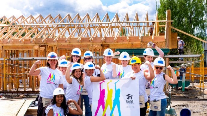 Jestem kobietą i buduję dom uwaga kobieta na budowie stawia dom